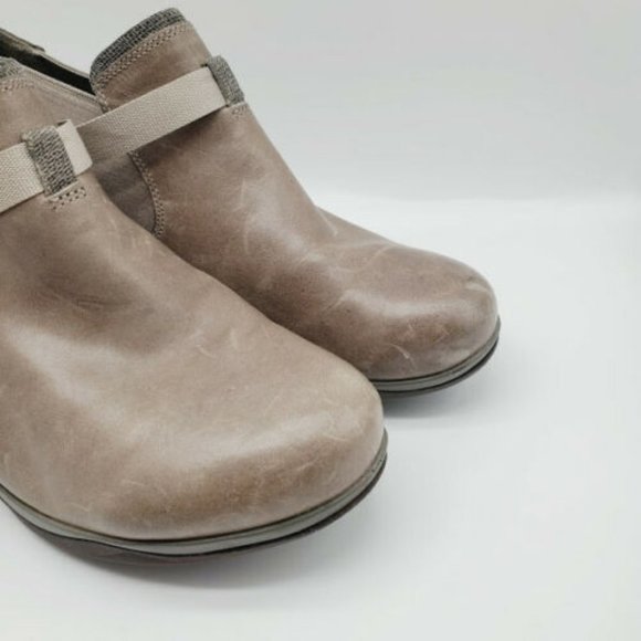 Merrell Women's Tan Heels - Picture 2 of 7